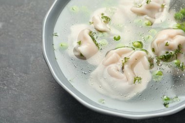 Köfte ile lezzetli et suyu 