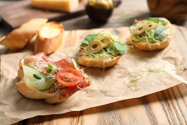 Bruschettas deliciosas com prosciutto — Fotografia de Stock