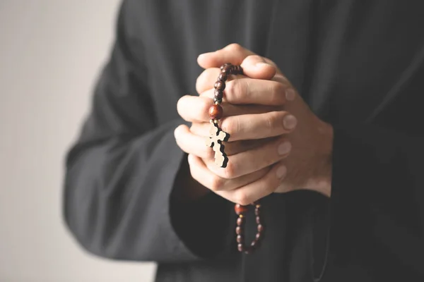 Giovane sacerdote con rosario — Foto Stock