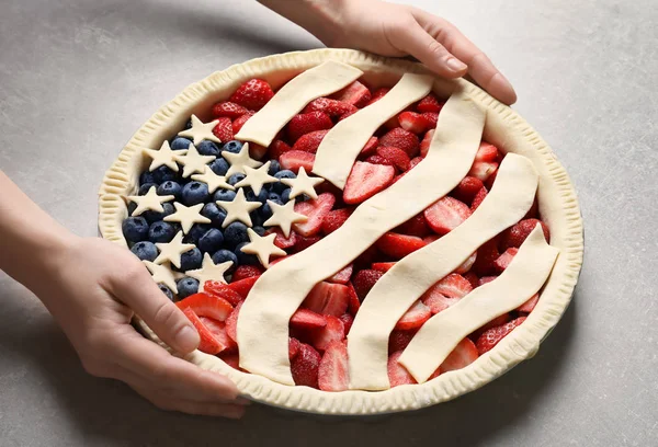 Mujer con pastel de bandera americana — Foto de Stock