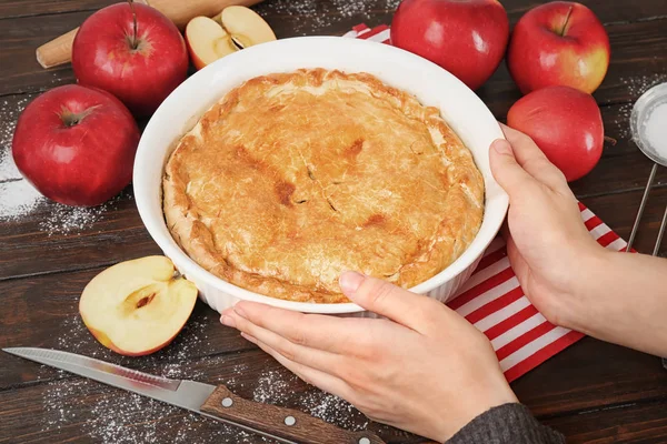 Mulher com torta de maçã americana — Fotografia de Stock