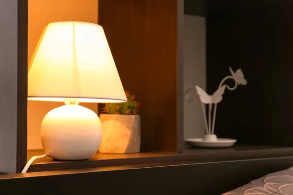Полка с элегантной лампой — стоковое фото