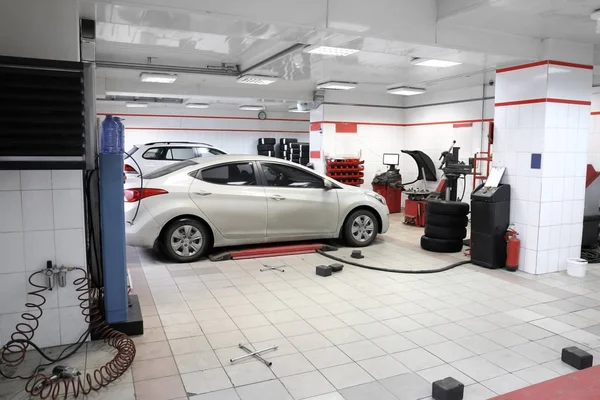 Autó műhely a modern gumiabroncs áruház — Stock Fotó