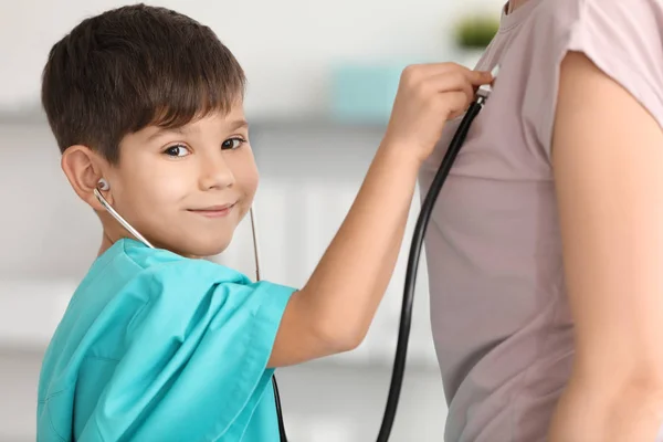 Kleiner Junge untersucht Patient im Haus — Stockfoto