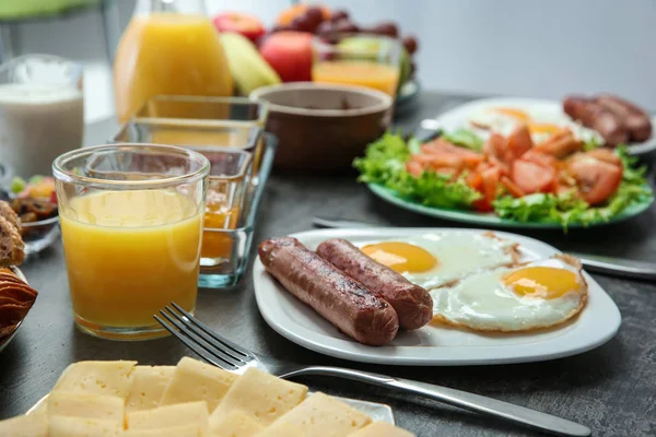 Delicioso desayuno en la mesa — Foto de Stock