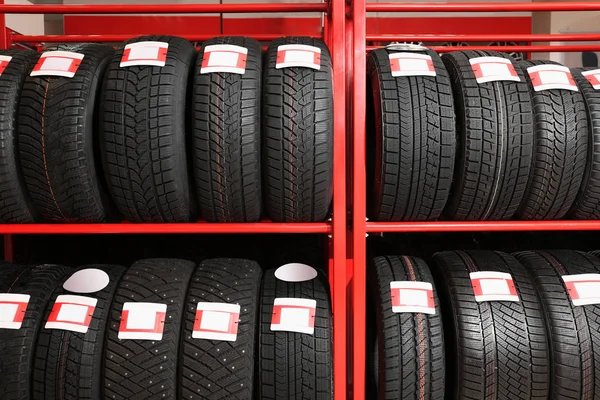 Soporte con neumáticos de coche —  Fotos de Stock