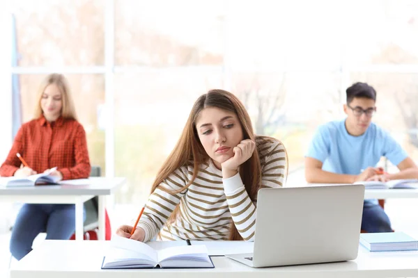 Kobiet student przygotowuje się do egzaminu — Zdjęcie stockowe