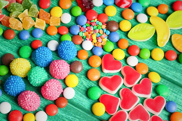 Барвисті цукерки красиво організовані — стокове фото