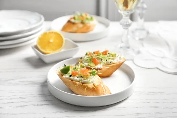 Heerlijke bruschettas met zalm — Stockfoto