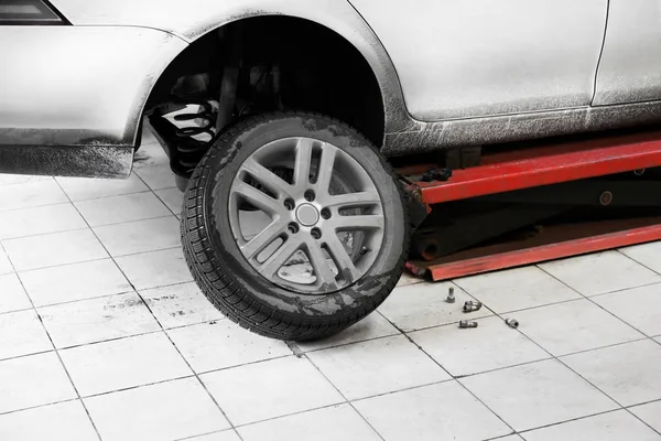 Carro no serviço de substituição de pneus — Fotografia de Stock