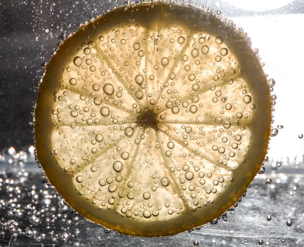 Lemon irisan di bawah air — Stok Foto