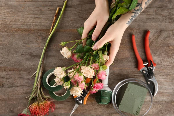 Floristería haciendo hermoso ramo — Foto de Stock