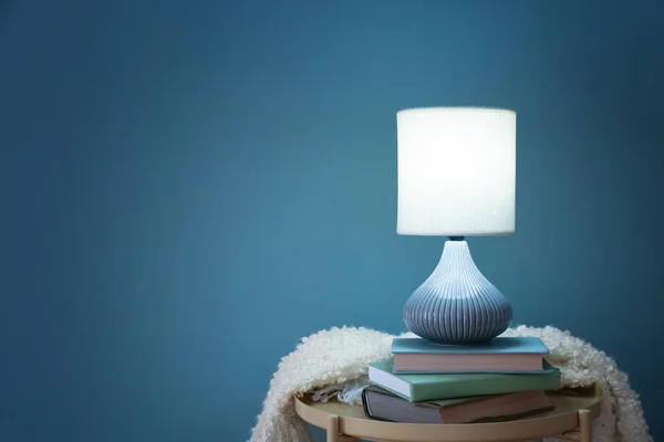 Elegante lamp op stapel — Stockfoto