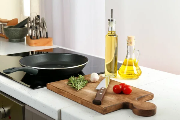 Jug and bottle of cooking oil — Stock Photo, Image