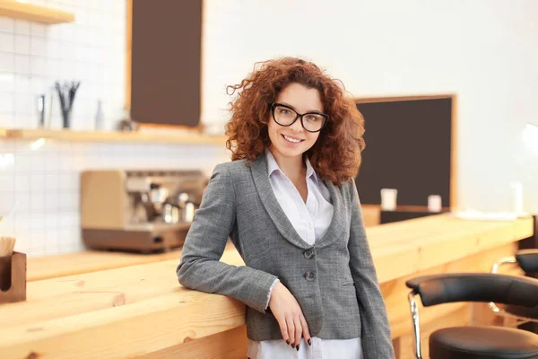 Junge Frau, die im Café steht. Porträt eines Kleinunternehmers — Stockfoto