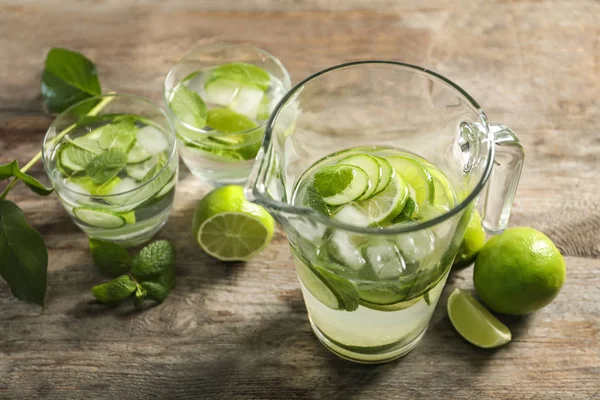 Välsmakande saft med gurka — Stockfoto