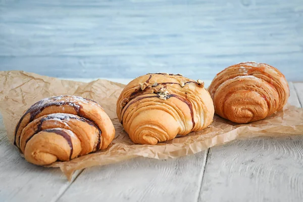 Läckra croissanter på bord — Stockfoto