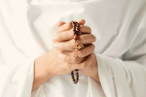 Praying monk with rosary beads — Stock Photo, Image