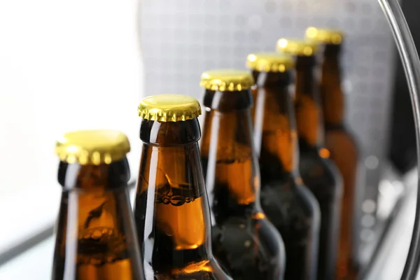 Пляшки пива в пивоварні — стокове фото