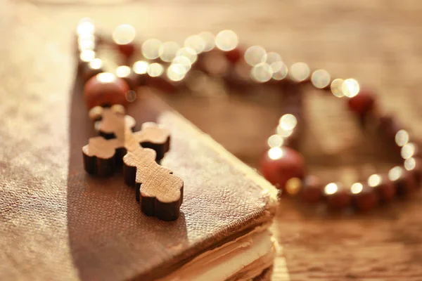 Manik-manik Rosario dengan salib kayu — Stok Foto