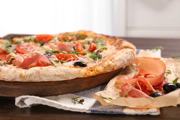 Chutné pizzy na stole — Stockfoto