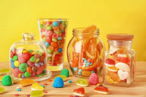 Oggetti di vetro con caramelle diverse — Foto Stock