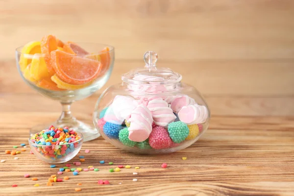 Скляний посуд з різнокольоровими цукерками — стокове фото