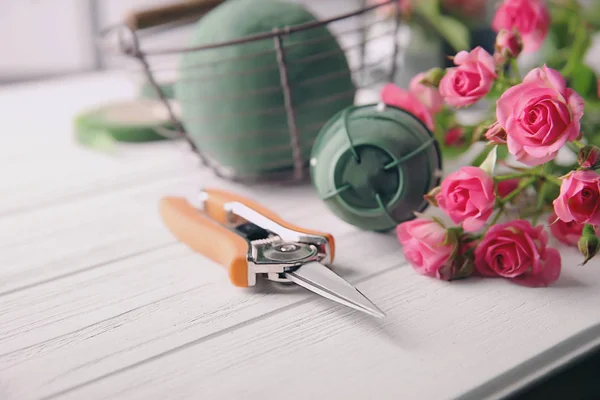 Matériel de fleuriste avec des fleurs — Photo