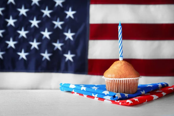 Muffin mot amerikanska flaggan — Stockfoto