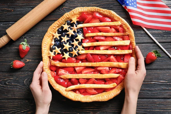 Mujer sosteniendo pastel de bandera americana — Foto de Stock