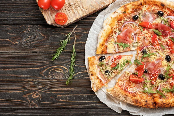 Smakelijke pizza op tafel — Stockfoto