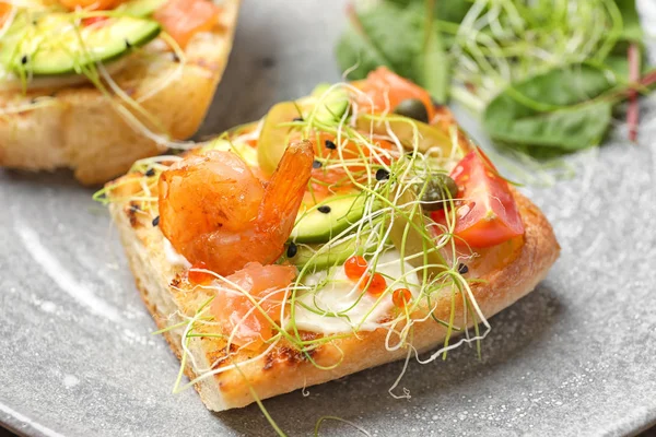 Karides ve avokado lezzetli bruschetta  