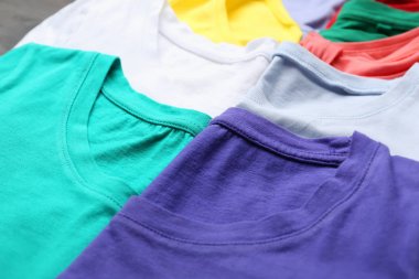 Farklı t-shirt, portre