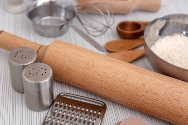 Pişirme aletleri ve un masada