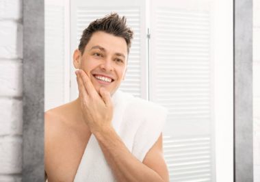 Yakınındaki banyo aynada tıraşlı yakışıklı