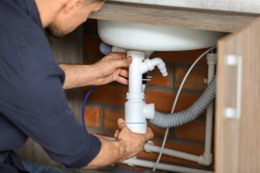 Profesyonel tesisatçı lavabo, closeup sabitleme