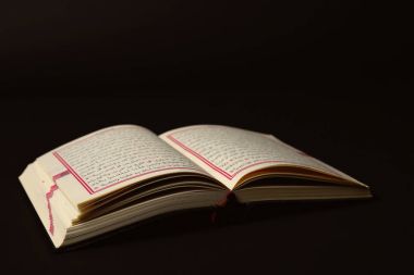 Siyah arka plan karşı Müslümanların açık bir kutsal kitap