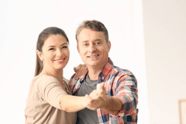 Güzel çift birlikte evde dans