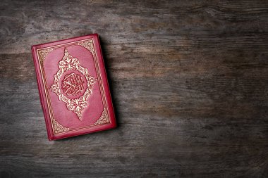 Ahşap arka plan üzerinde Müslümanların kutsal kitabı