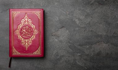 Müslümanların kutsal kitabı gri arka plan üzerinde