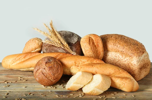 Świeżo Upieczony Chleb Produktów Stole — Zdjęcie stockowe