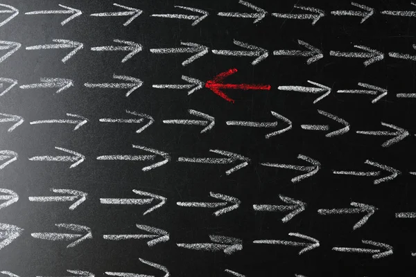 Chalkboard com setas e um apontando em direção diferente — Fotografia de Stock