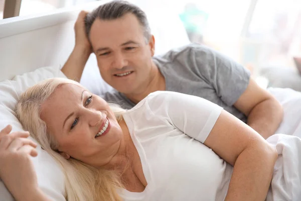 Casal Sênior Cama Juntos Casa — Fotografia de Stock