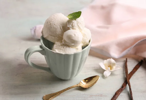 Cup Delicious Vanilla Ice Cream Table — Stock Photo, Image