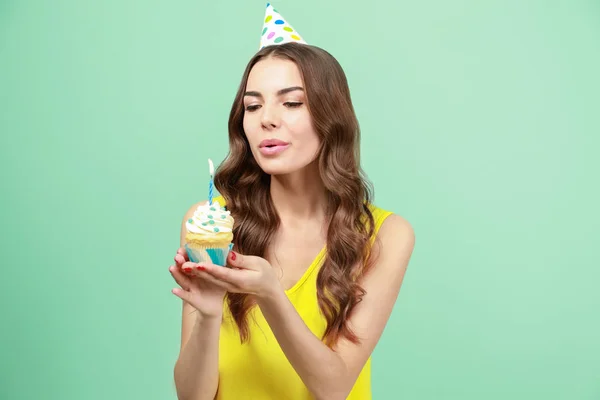 Bella Giovane Donna Snuffing Fuori Candela Compleanno Cupcake Contro Sfondo — Foto Stock