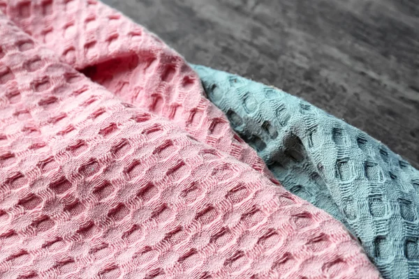 Tekstil berwarna-warni pada latar belakang abu-abu. Tekstur kain — Stok Foto