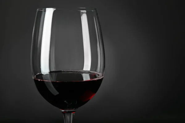 Ποτήρι Κόκκινο Κρασί Σκούρο Φόντο — Φωτογραφία Αρχείου