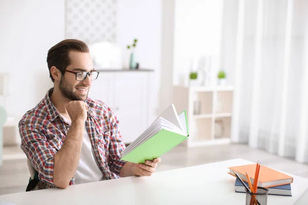 Studentin Lernt Tisch Drinnen — Stockfoto