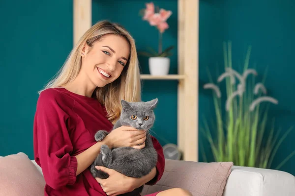 Jovem Mulher Com Gato Estimação Bonito Casa — Fotografia de Stock