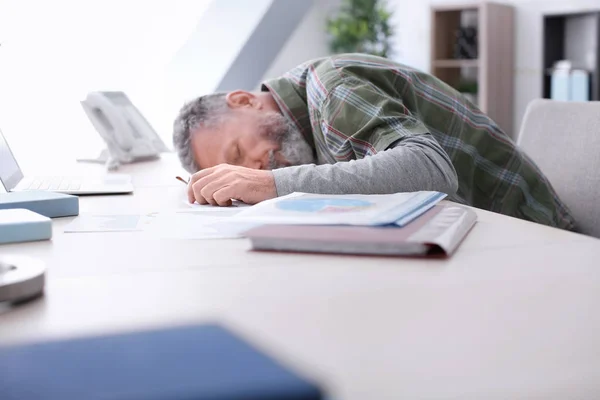 Uomo Anziano Stanco Sdraiato Sul Tavolo Lavoro Ufficio — Foto Stock